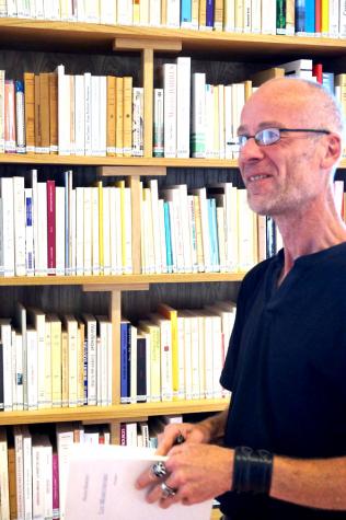 Jean-Pascal Dubost devant la Bibliothèque Remarquable