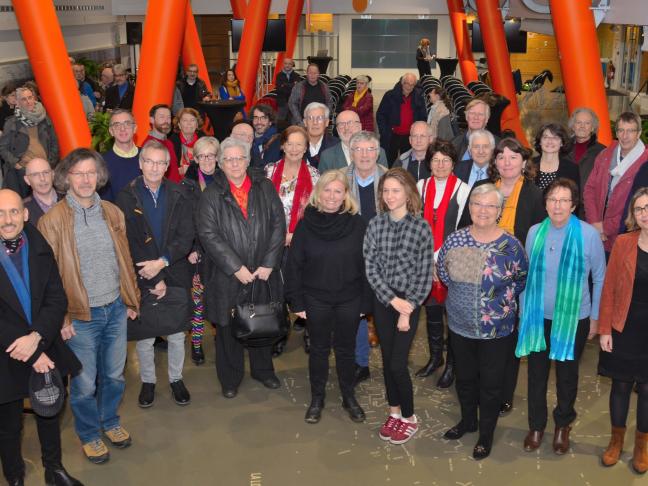 Lauréats et participants du concours précédent aux côtés des organisateurs.
