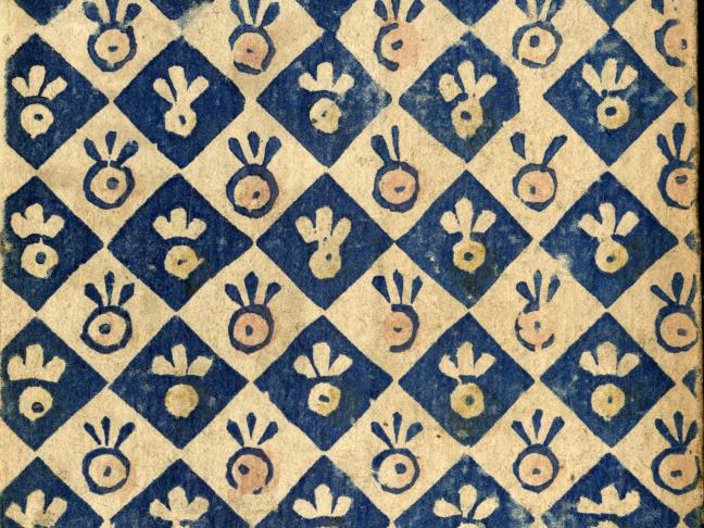 Papier dominoté. Impression en bleu sur papier blanc, losanges contenant des motifs géométriques à rond garni de 3 branches. BL1764, BM d'Angers