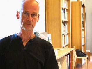 Jean-Pascal Dubost devant la Bibliothèque Remarquable